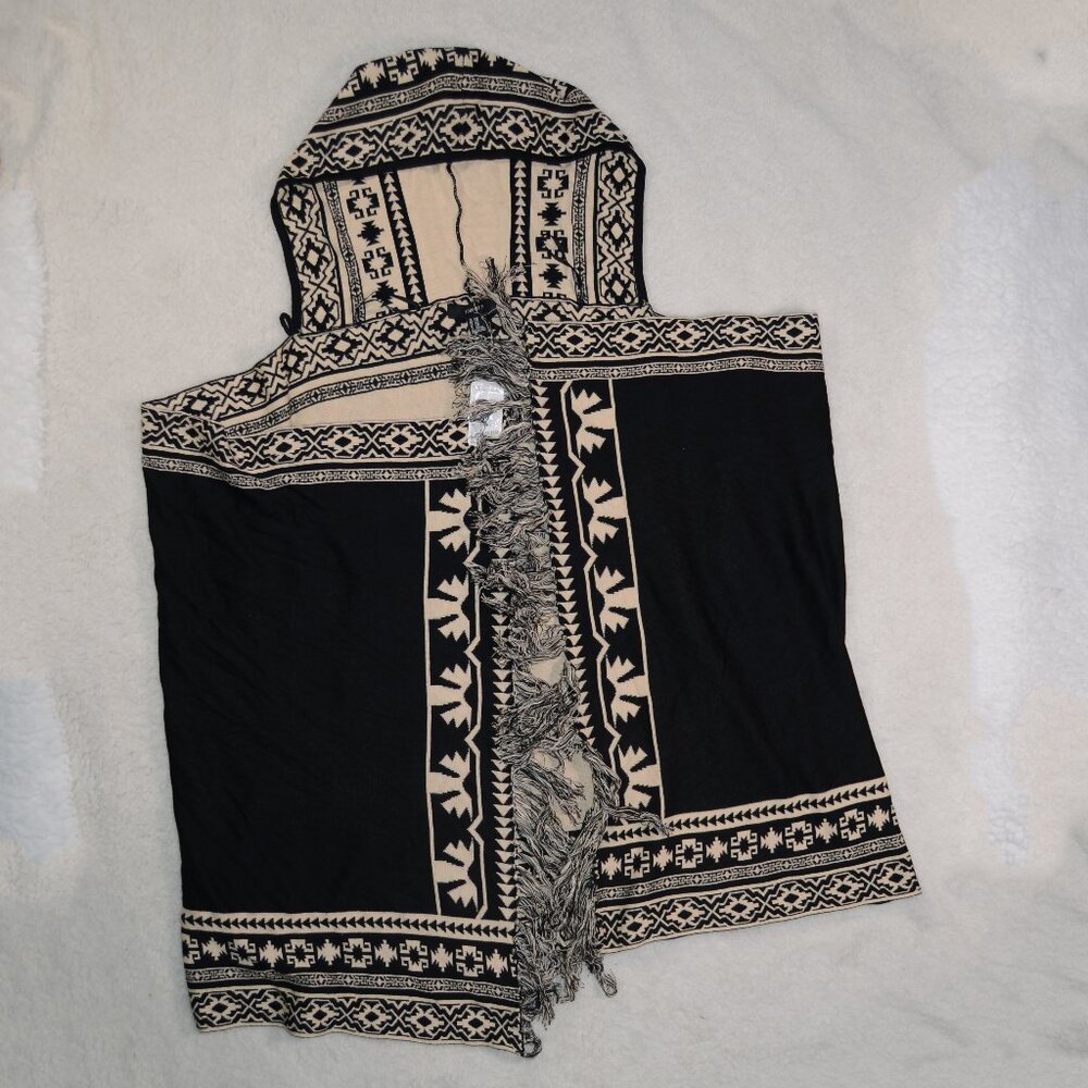 F21 NWT ponco, knit cotton blend hooded poncho fringe and geometric design M